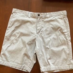 Tommy Hilfiger seersucker shorts - size 40 - 9 inch inseam